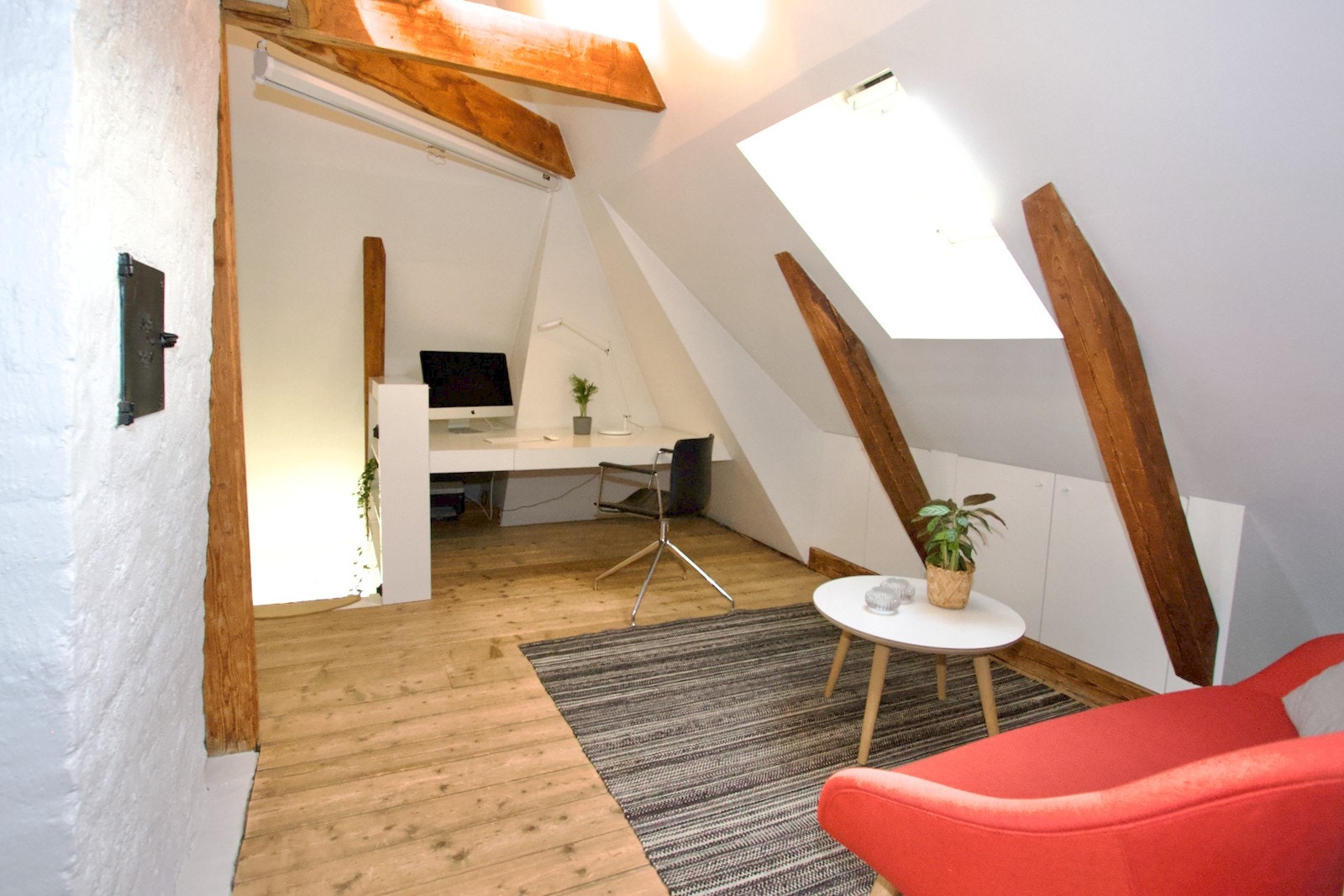 Hyggelig loftstue med innebygget kontordel fra Interiørverkstedet AS. Galleribilde