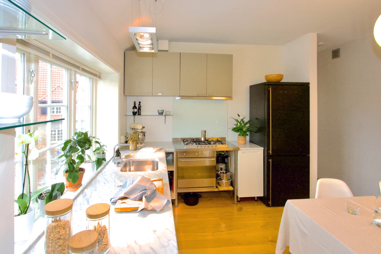 Kjøkkeninnredningen er fra Boffi med marmor benkeplate, glassplate bak gasstopp, kullfiltervifte og underlimt kum. Galleribilde