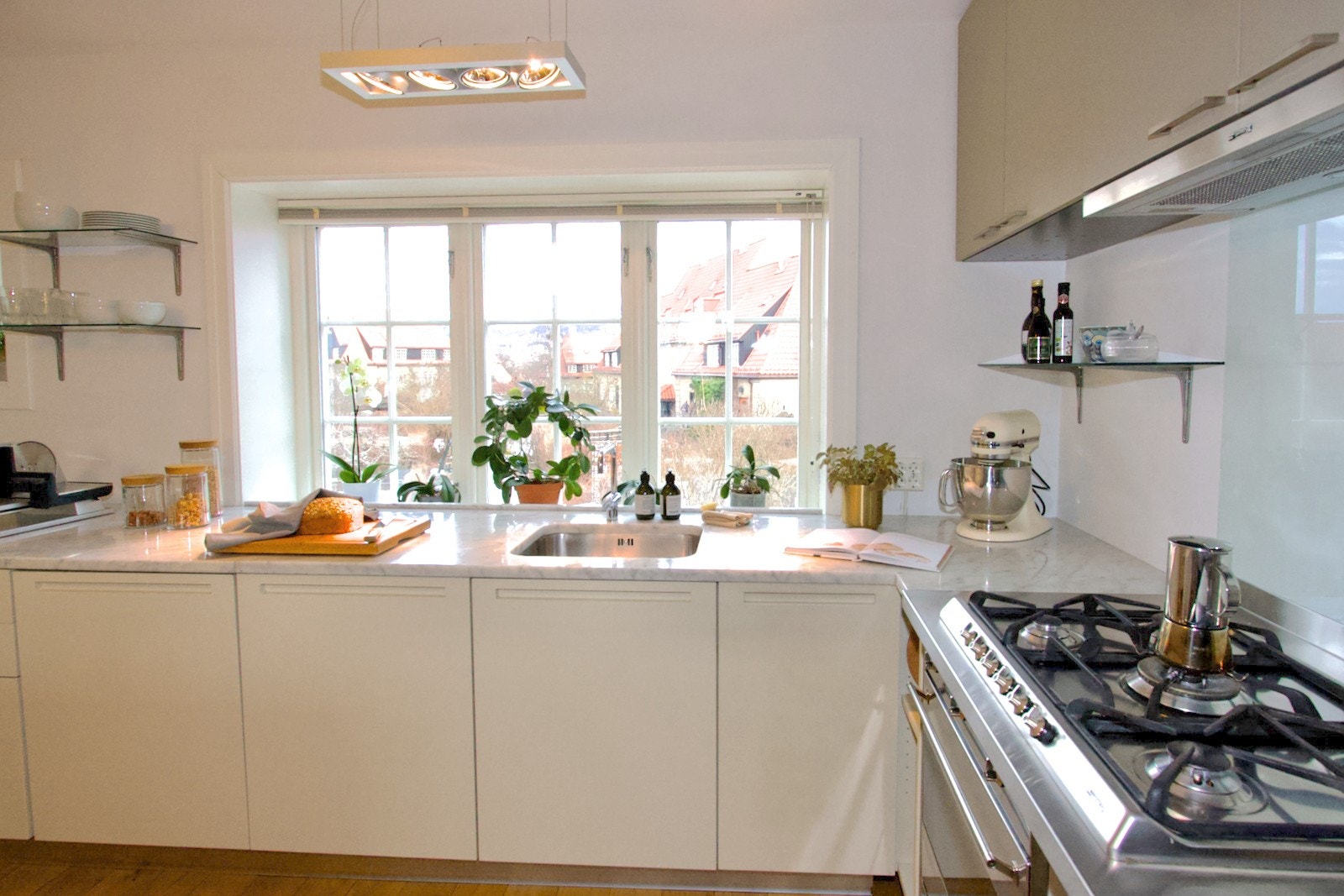 Kjøkkenet har morgensol og fantastisk utsikt over Hagebyen. Galleribilde