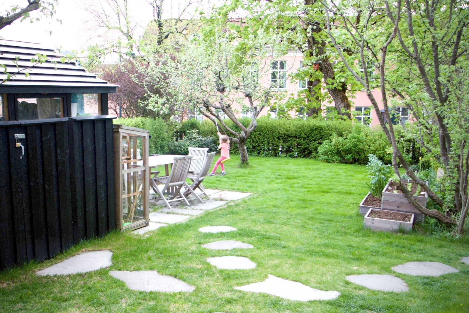 Hagen vender fint mot vest, og byr på god plass til både lek og moro, samt hygge og avslapning. Det er i tillegg hagebod og skiferterrasse. Galleribilde