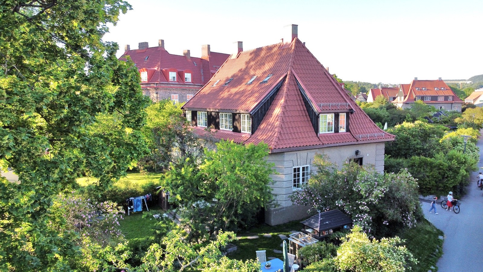 Her bor man frodig og landlig til med nærhet til skoler og barnehager, samtidig som man befinner seg svært nær et urbant byliv. Galleribilde