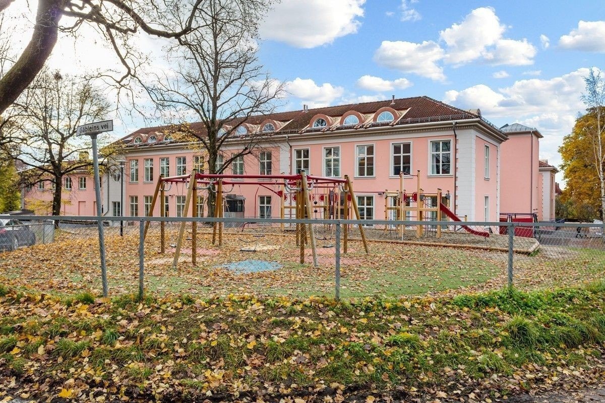 Ullevål skole ligger rett ved boligen. I tillegg byr området på flere barnehagetilbud. Galleribilde