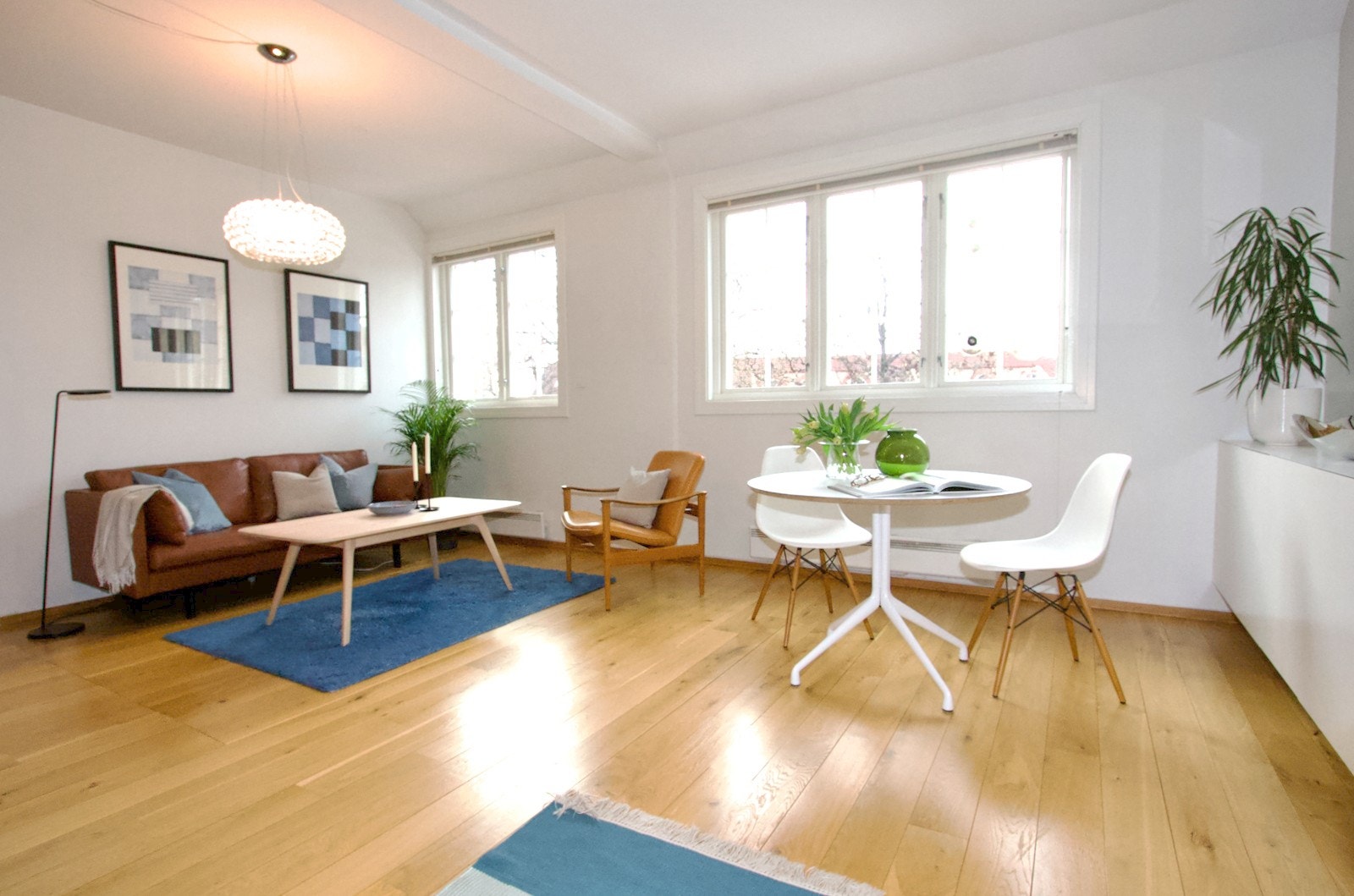 Flotte lysforhold med vinduer mot øst, sør og vest og sol hele dagen. Galleribilde