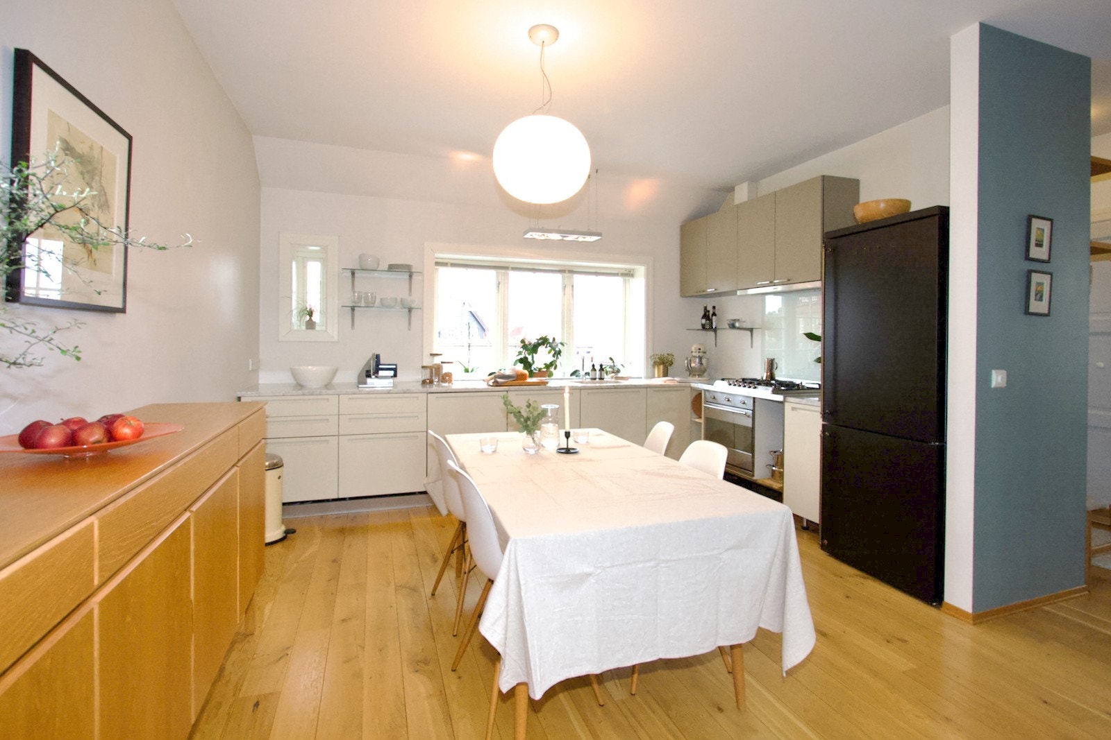 Etasjen sørger for åpne rom som deles naturlig inn i soner for både sofaseksjon og spisebord. Galleribilde