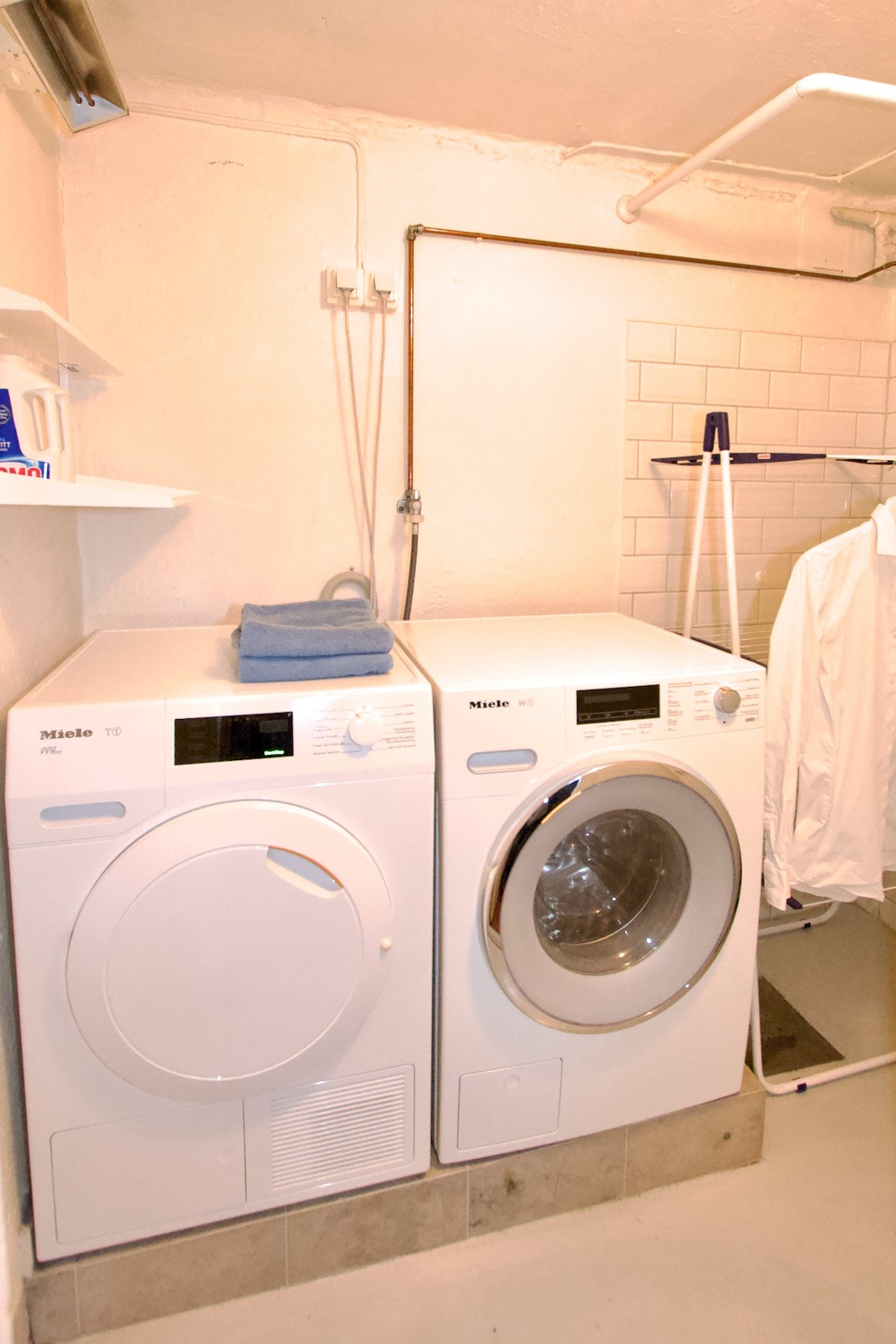 Praktisk kjeller med eget vaskerom og to boder. Galleribilde