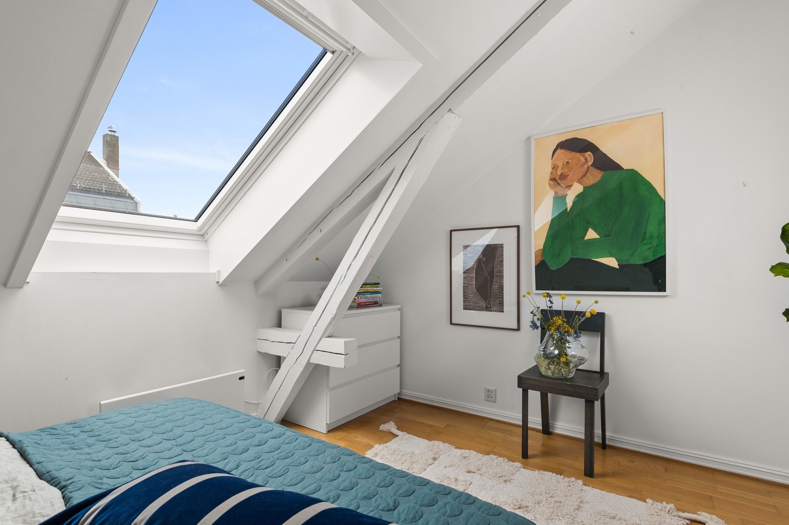 - Plass til dobbeltseng, nattbord og kommode - Galleribilde