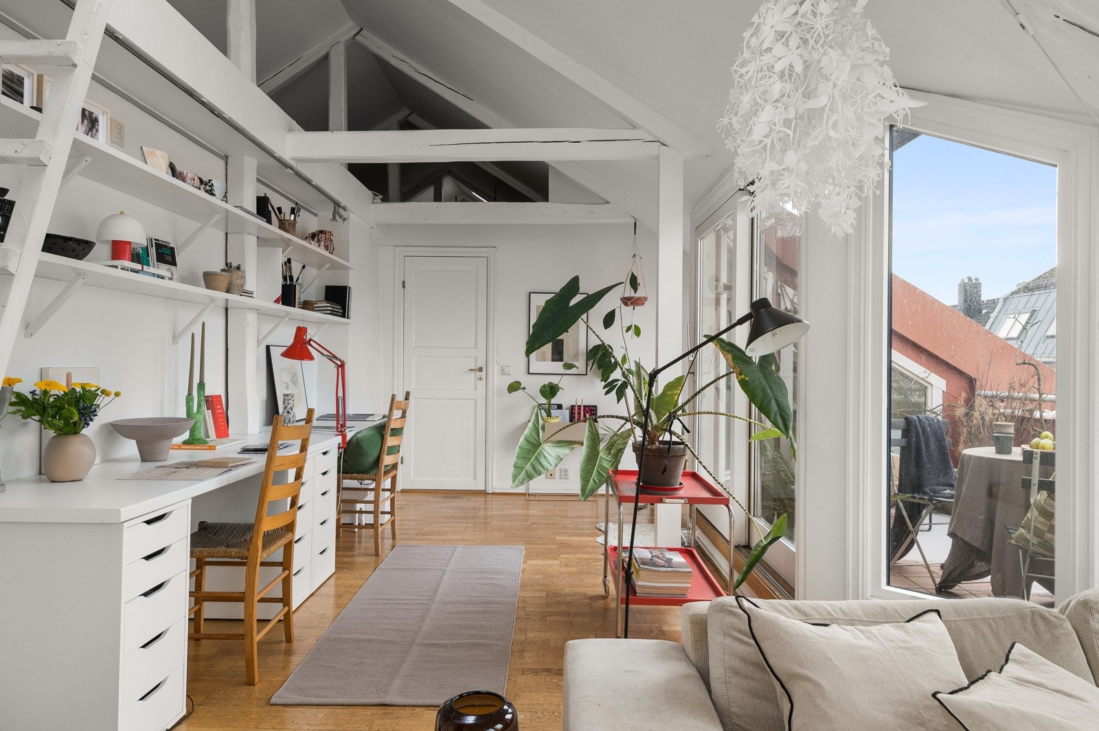 - Gården og leiligheten har svært sentral og rolig beliggenhet - Galleribilde