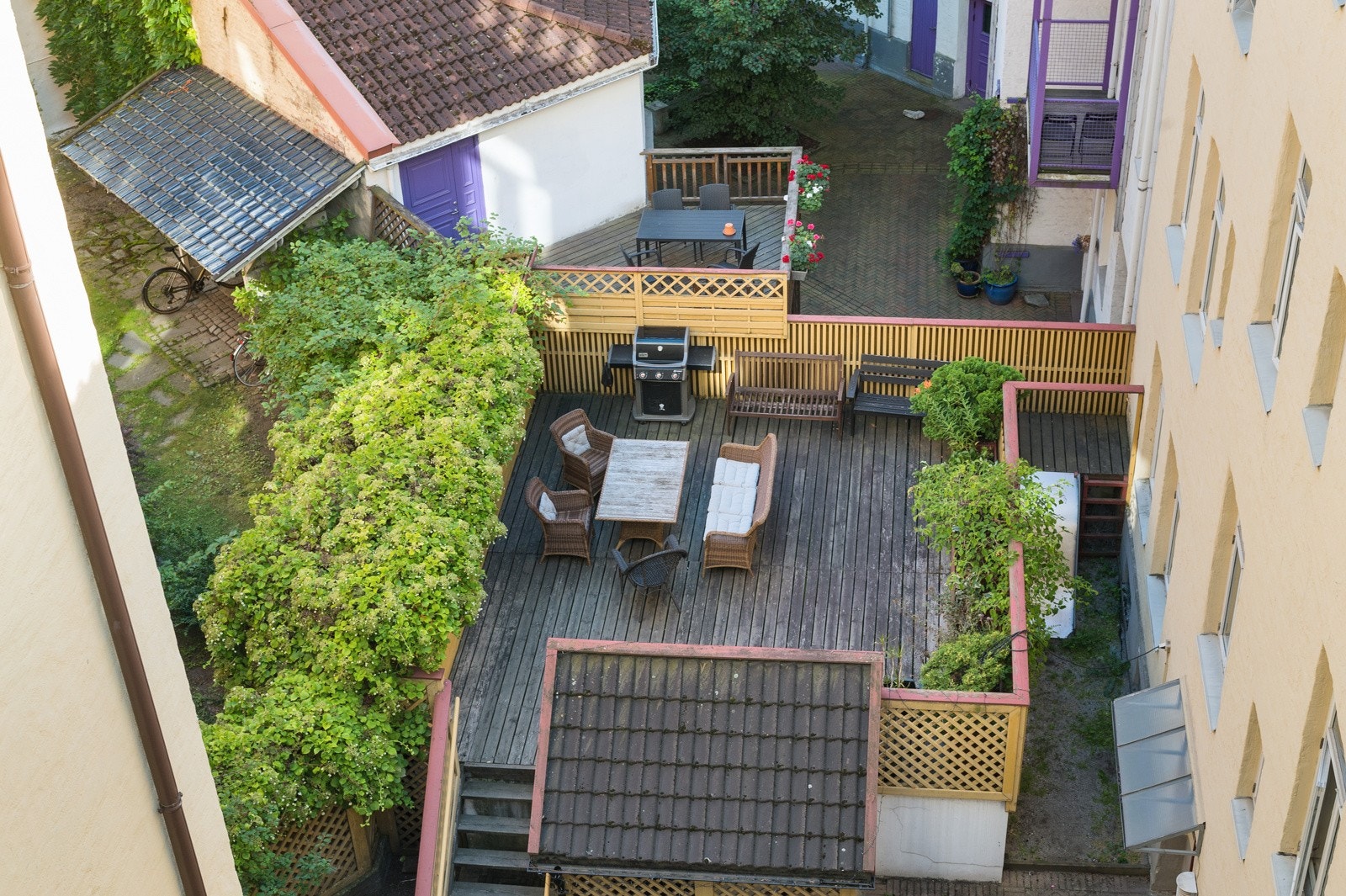 - Utsikt mot indre gårdsrom fra felles takterrasse - Galleribilde