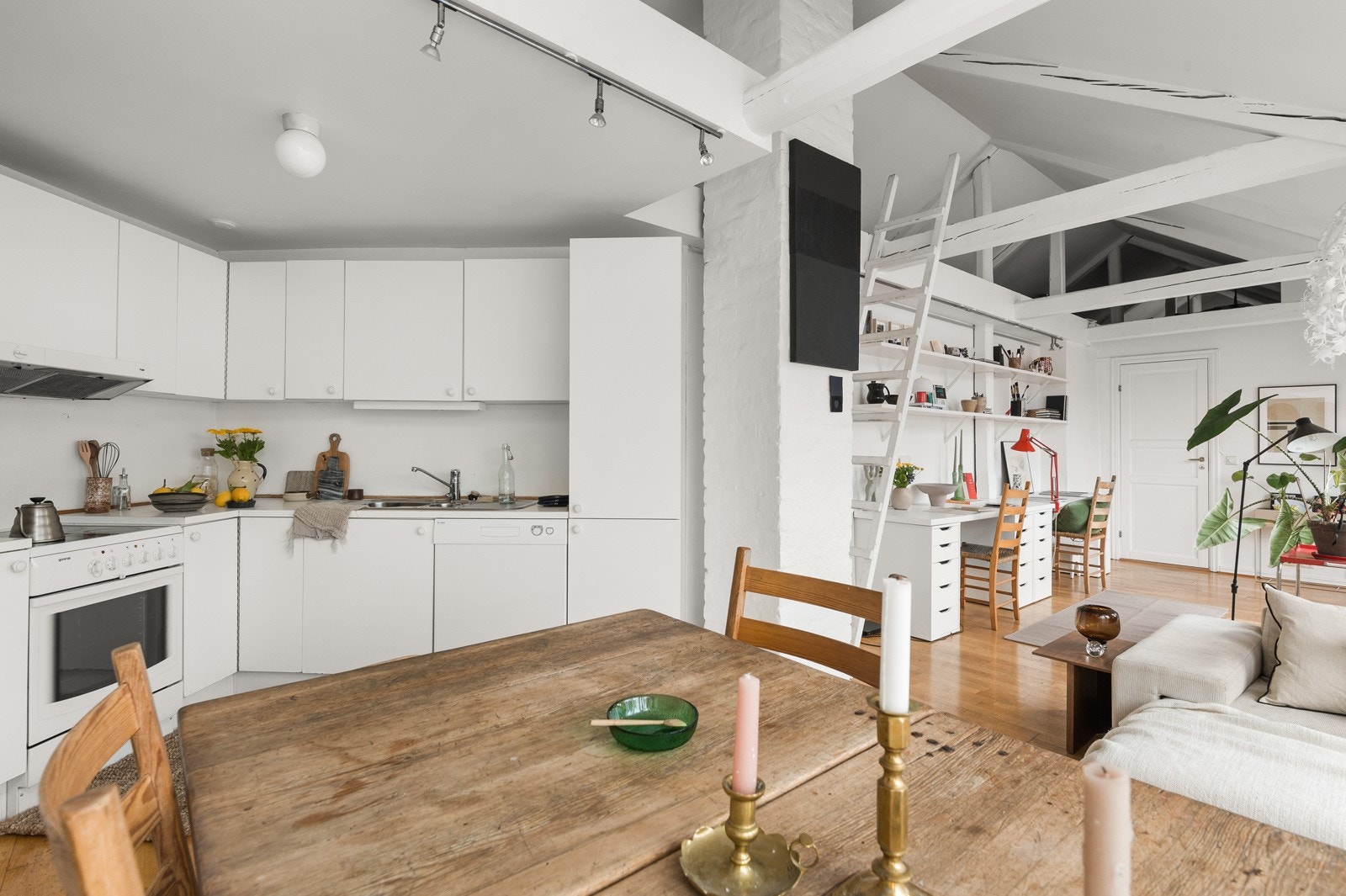 - Plass til stort spisebord i tilknytning til kjøkkenet - Galleribilde