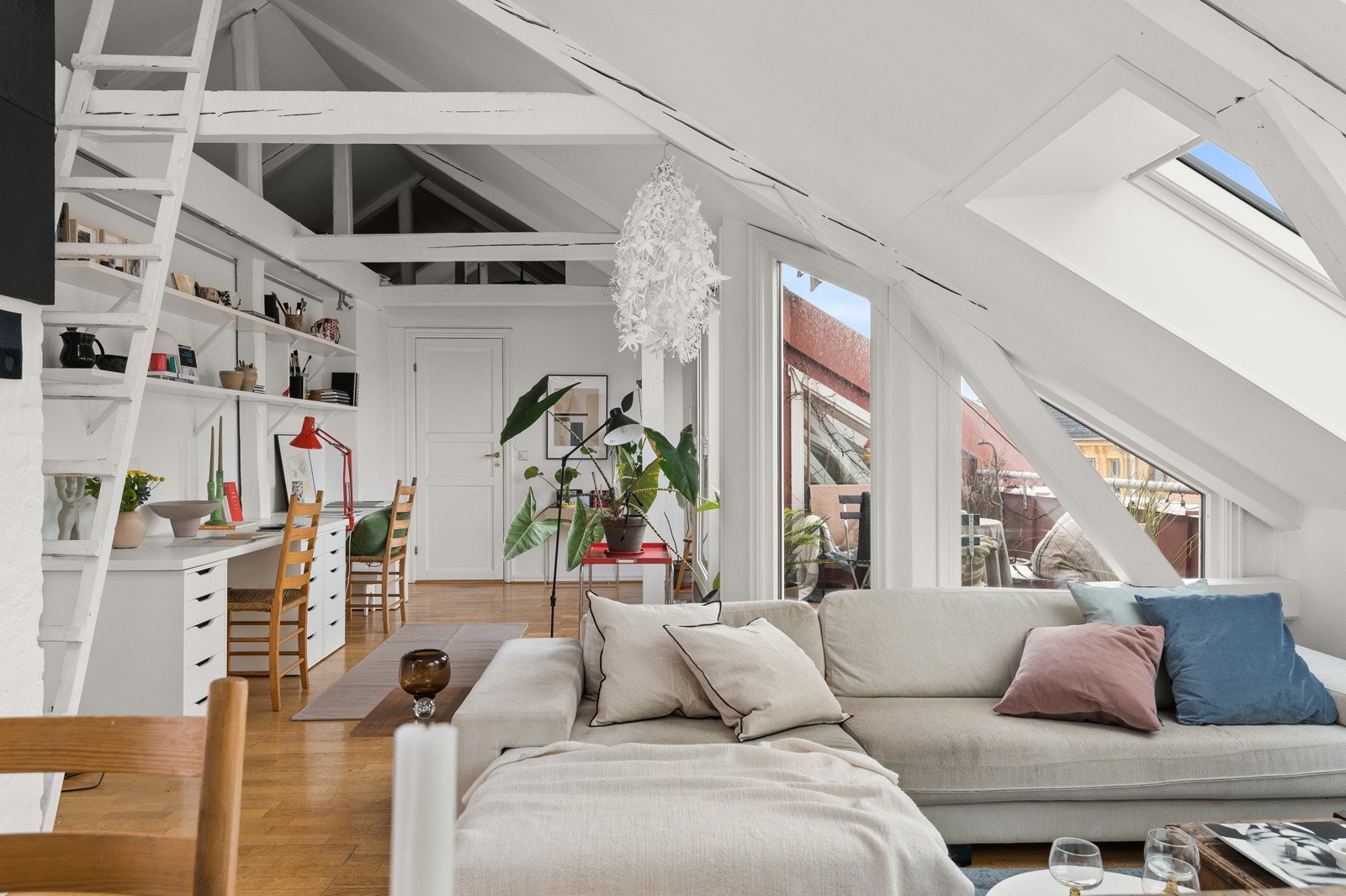 - Romslig stue med pipeløp med mulighet for vedovn og stige opp til stor hems - Galleribilde