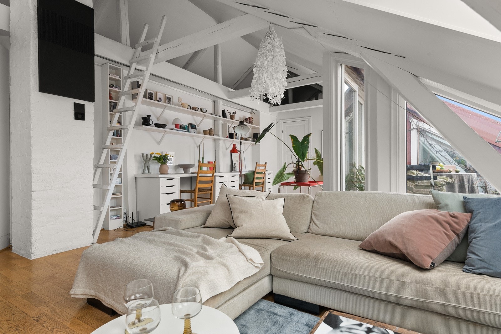 - Leiligheten har hele 3,8 meter takhøyde - Galleribilde