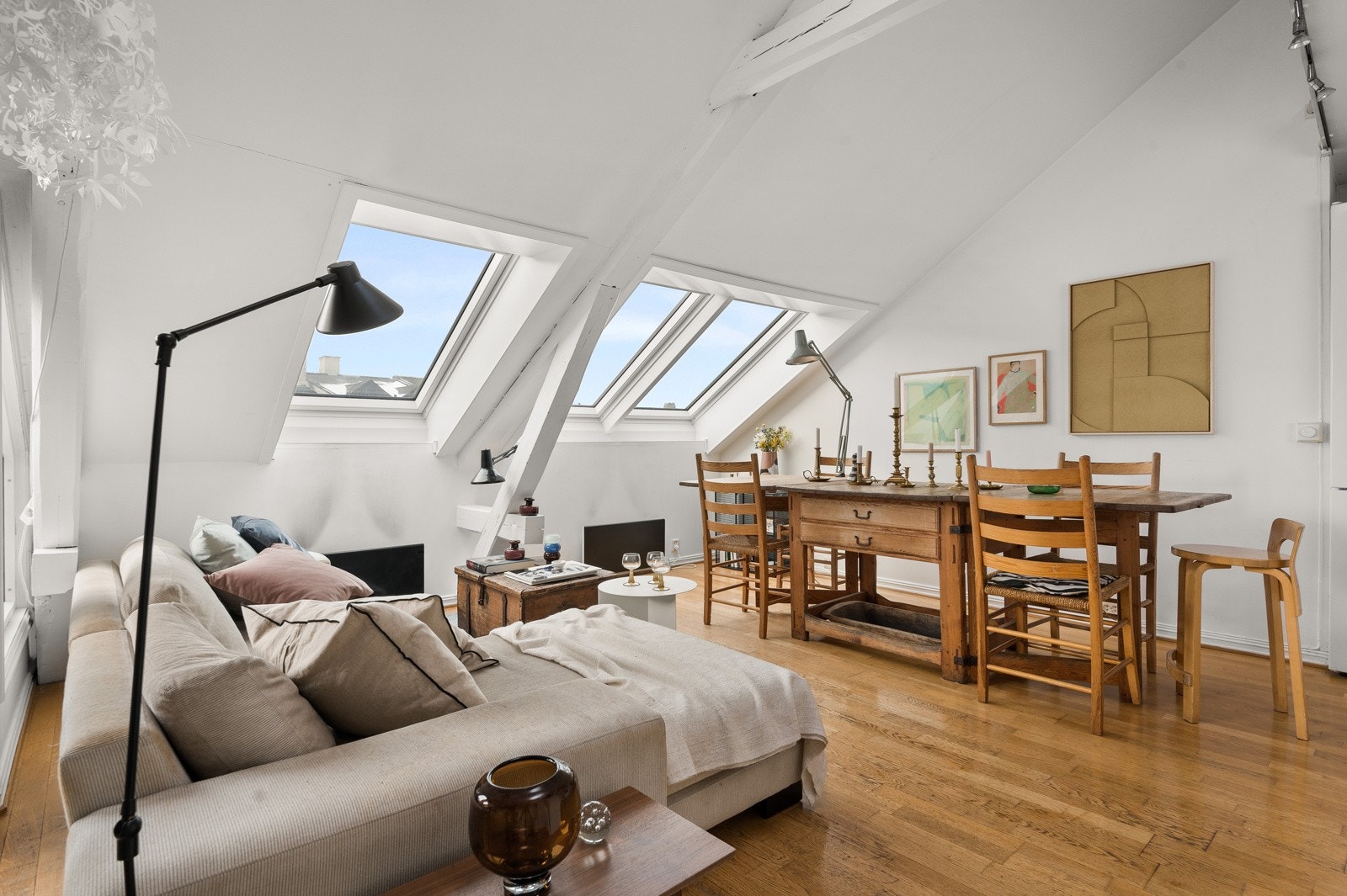 - Store vindusflater og den gode takhøyden gir svært gode lysforhold og en åpen, luftig atmosfære - Galleribilde