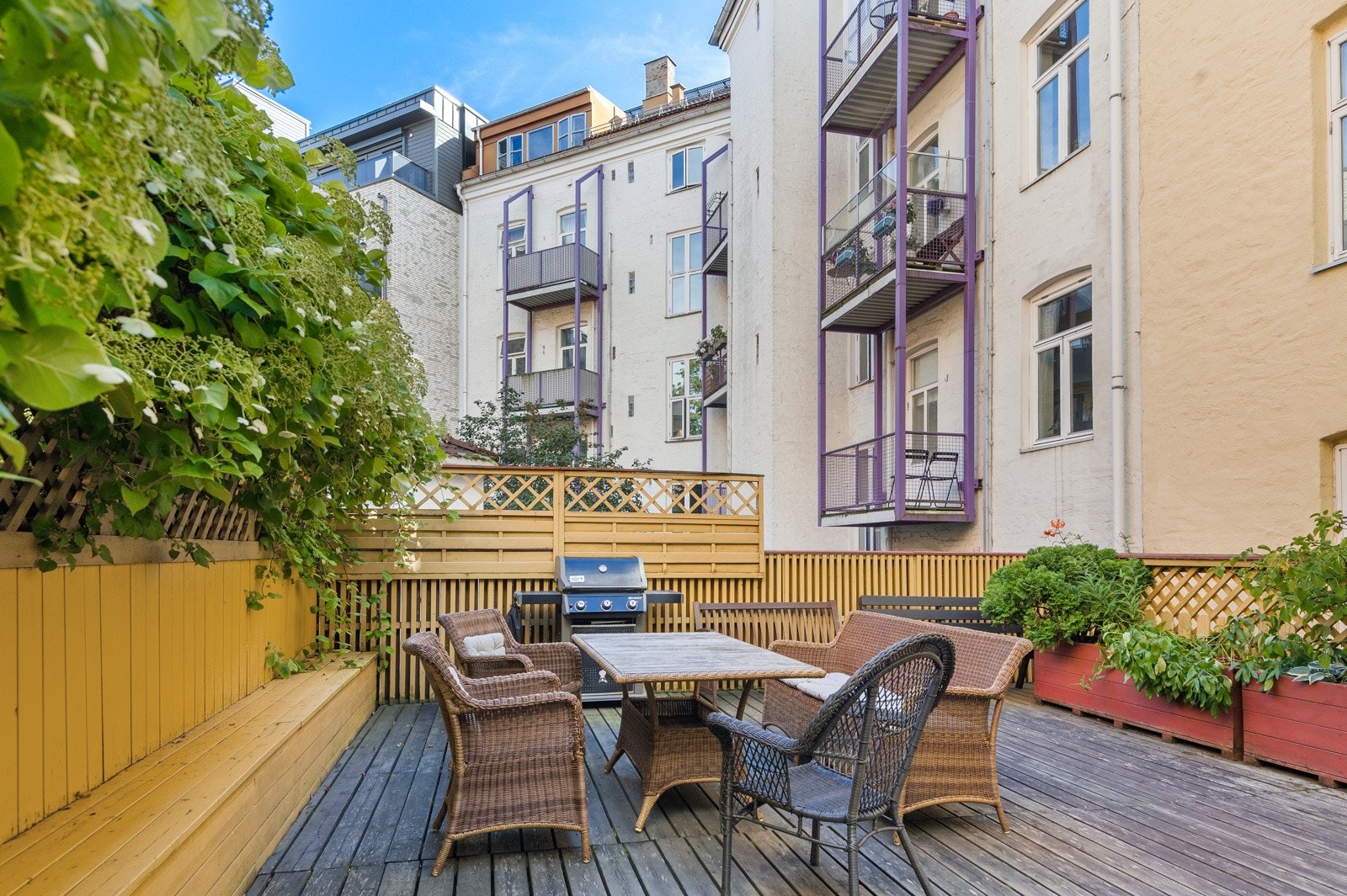 - Felles platting for beboerne i gårdsrommet - Galleribilde