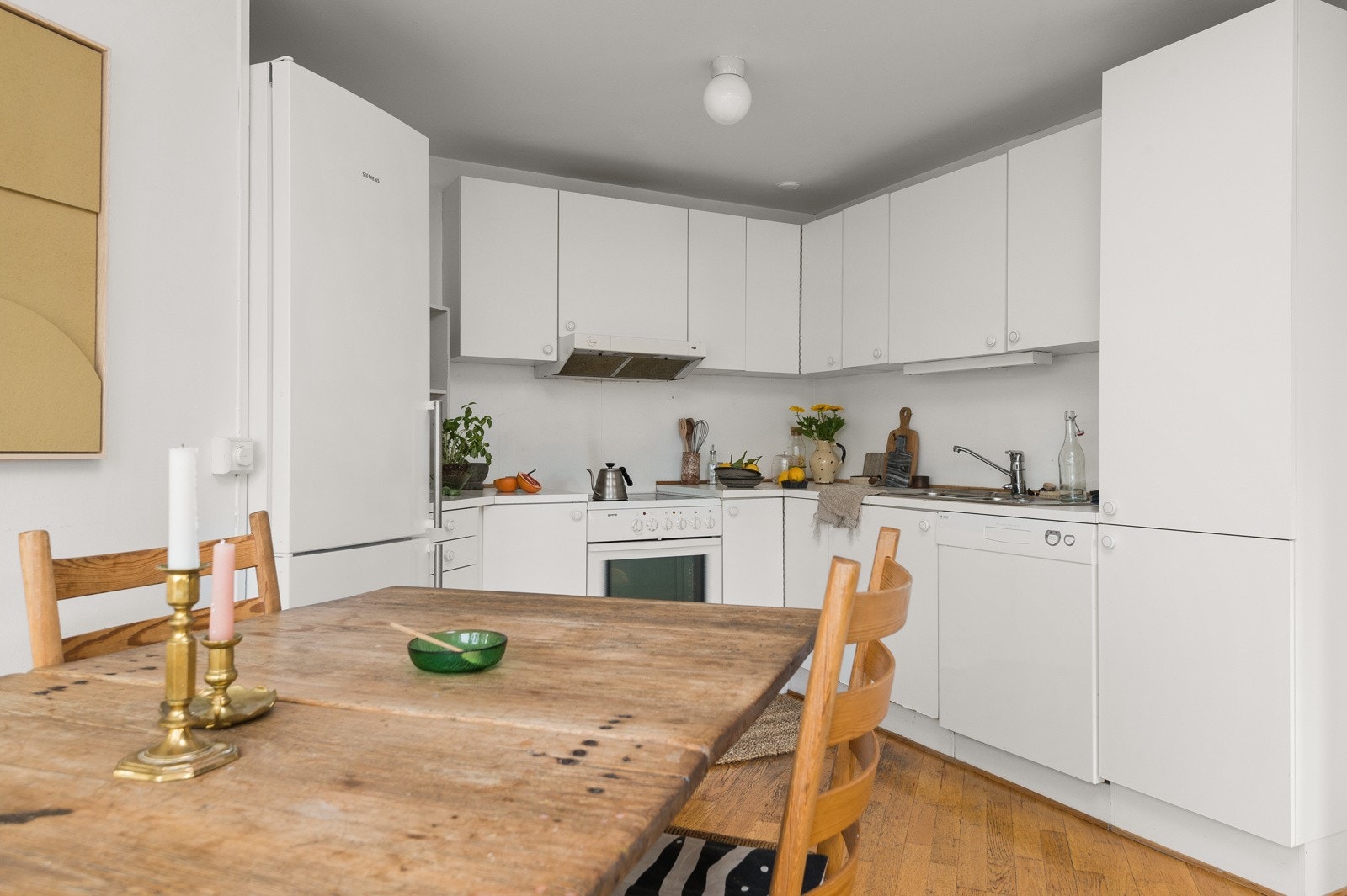 - Eldre innredning med integrert oppvaskmaskin. Komfyr og kjøl-/ fryseskap medfølger også - Galleribilde