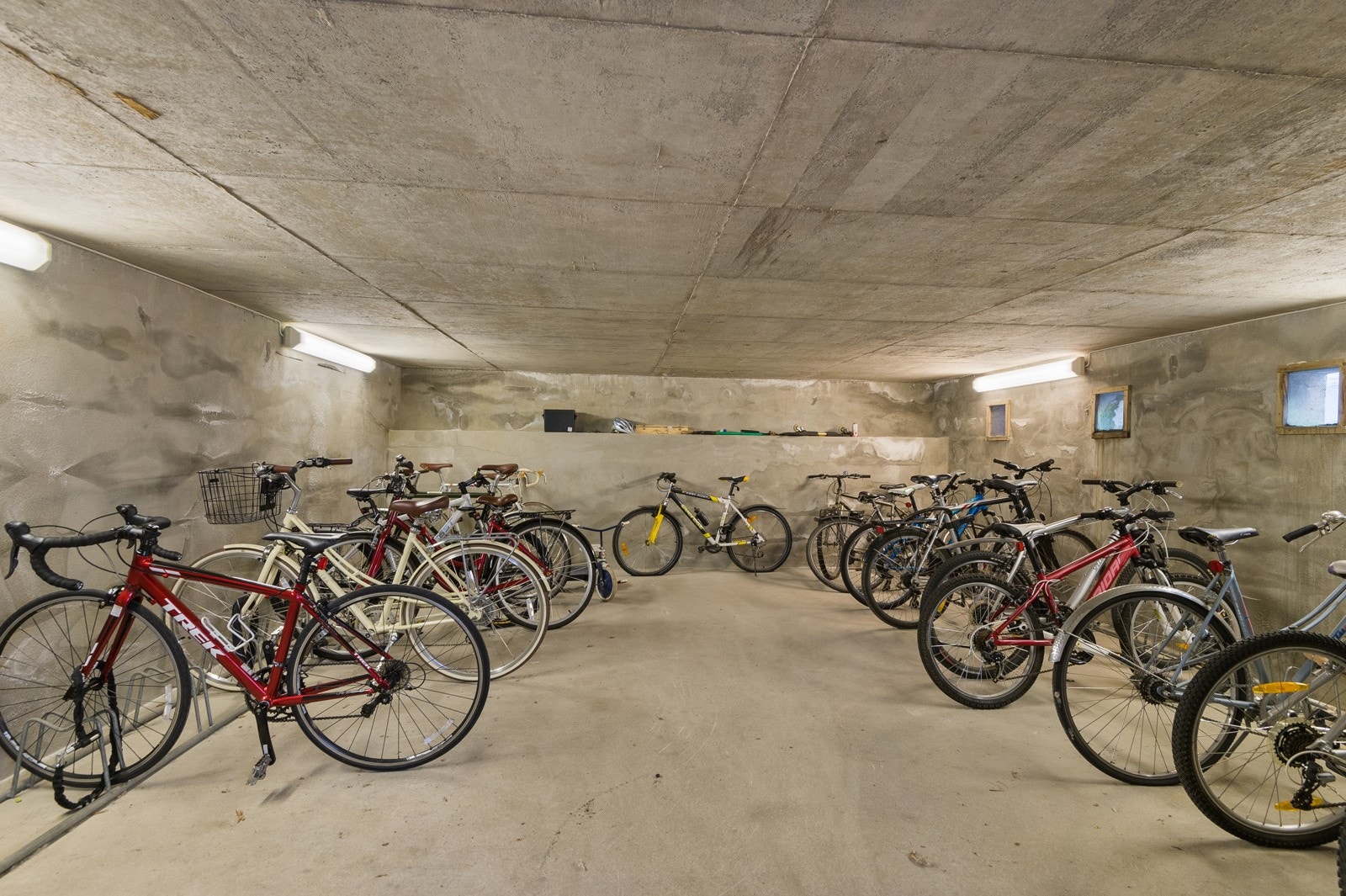 - Sykkel- og barnevognparkering under platting i gårdsrommet - Galleribilde