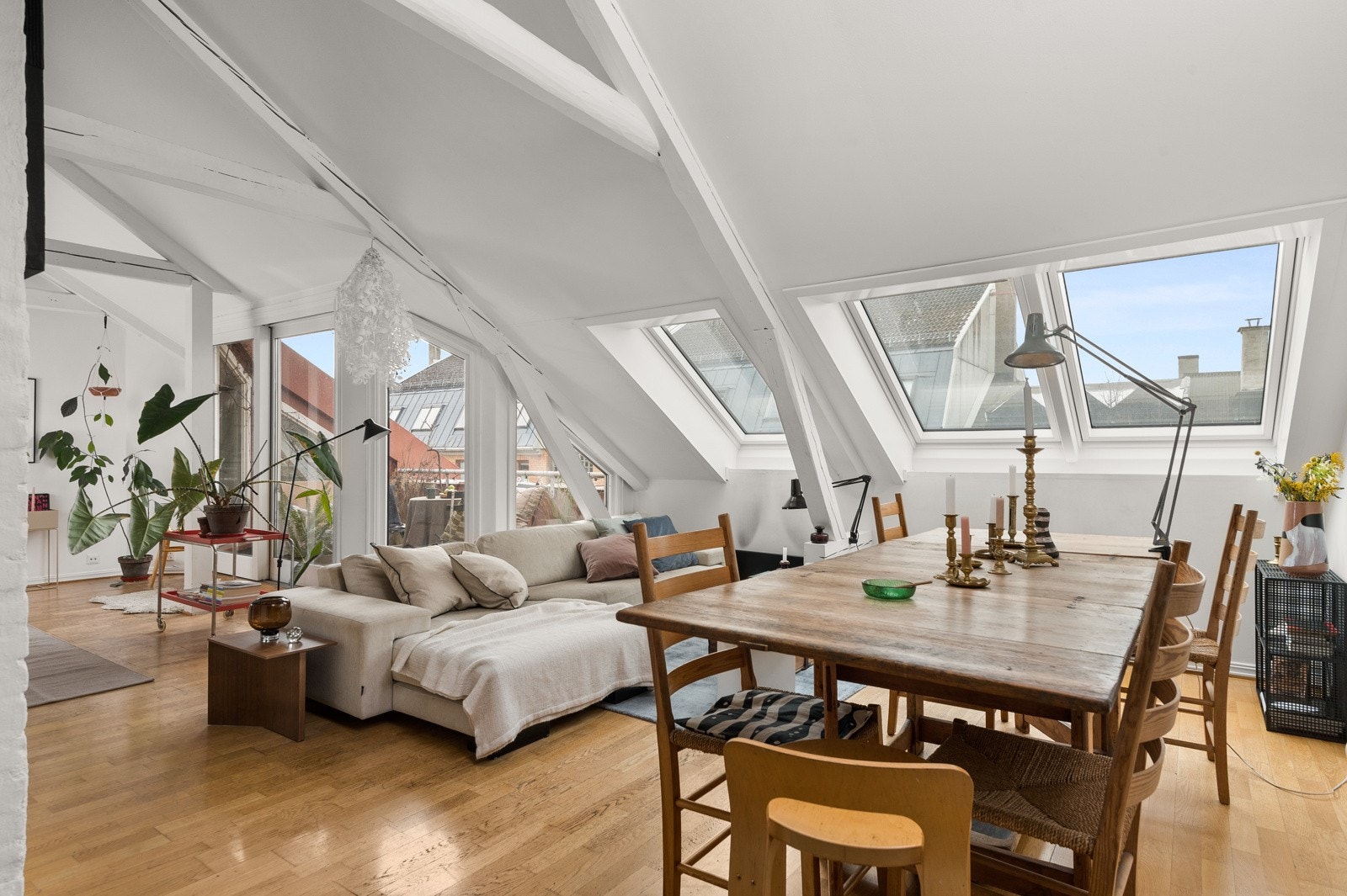 - Takvinduene er nye fra 2022 og har utvendig solskjerming - Galleribilde