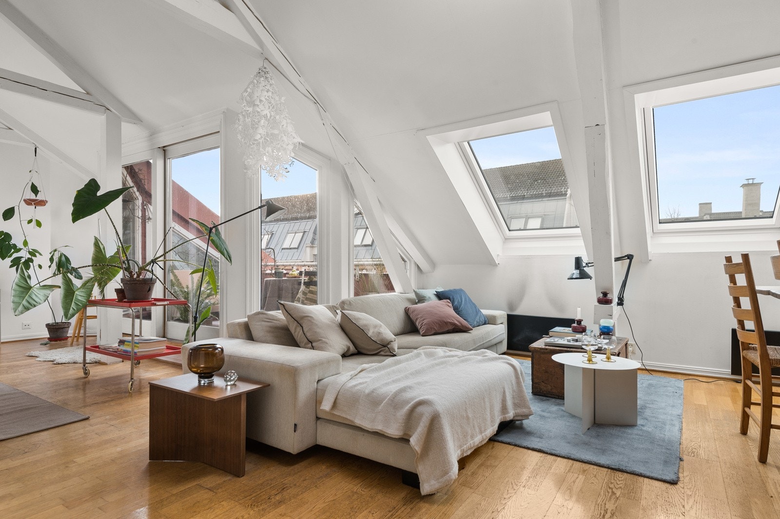 - Romslig stue med god plass til sittegruppe, spisebord, bokhyller og reoler - Galleribilde