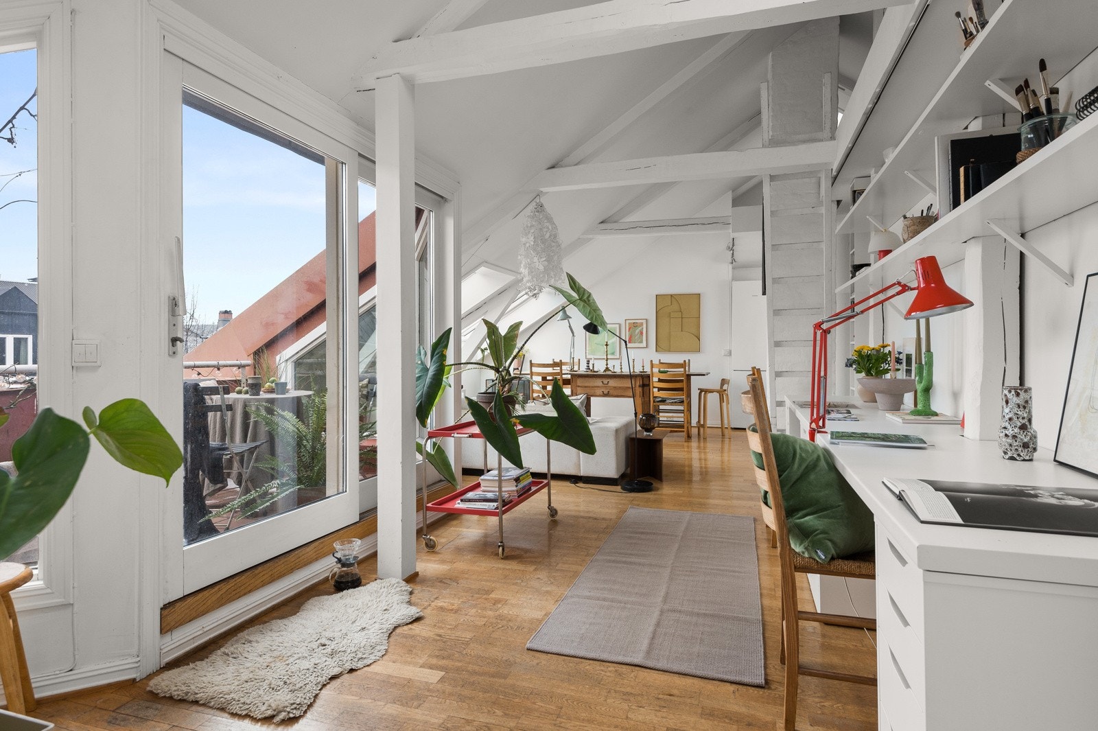 - Særdeles lys og luftig 3-roms topp-/ loftsleilighet vendt mot rolig, trafikkstille miljøgate - Galleribilde