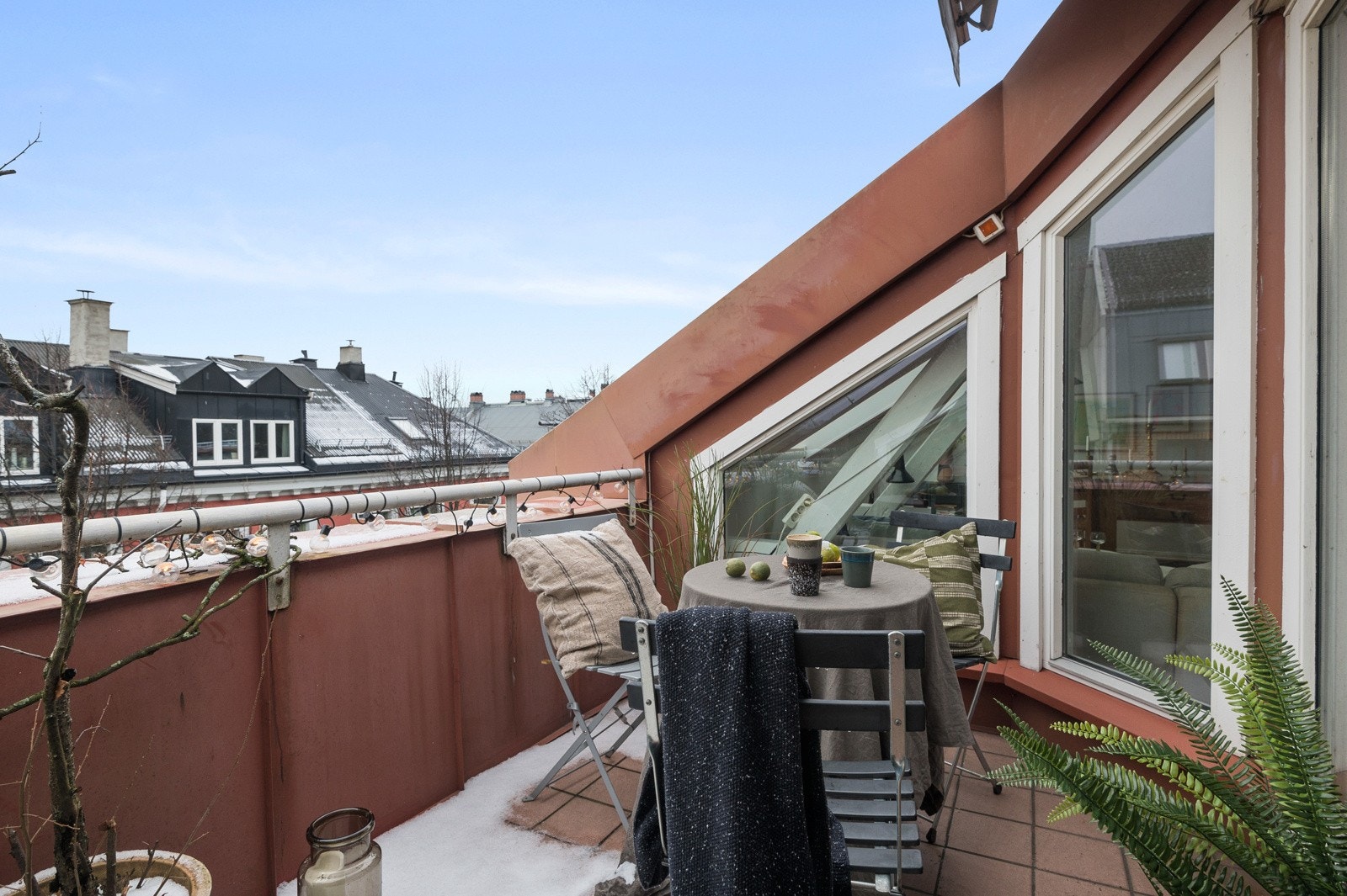 - Terrassen er sørvestvendt og har sol fra morgen til kveld sommerstid - Galleribilde