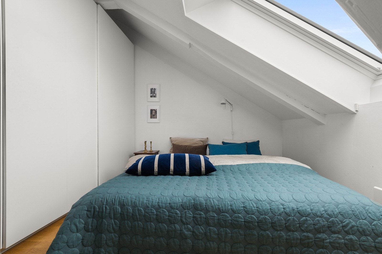 - Stor skyvedørsgarderobe medfølger - Galleribilde