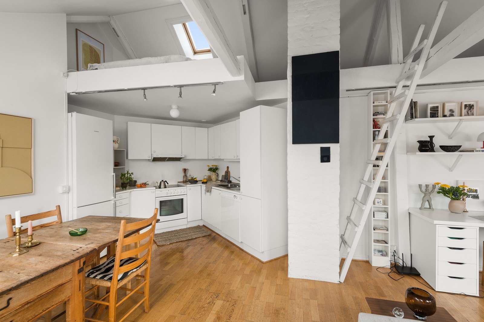 - Ventilator med uttrekk som drar stekeos ut av leiligheten - Galleribilde