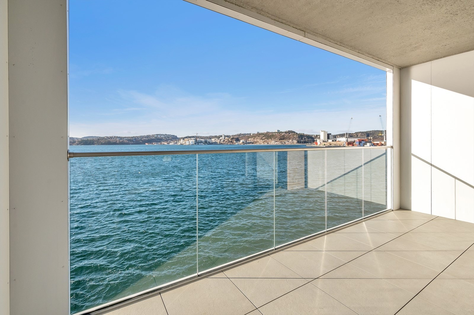 Fra stuen er det en stor skyvedør ut til balkongen med sin sjeldne utsikt utover byfjorden Galleribilde