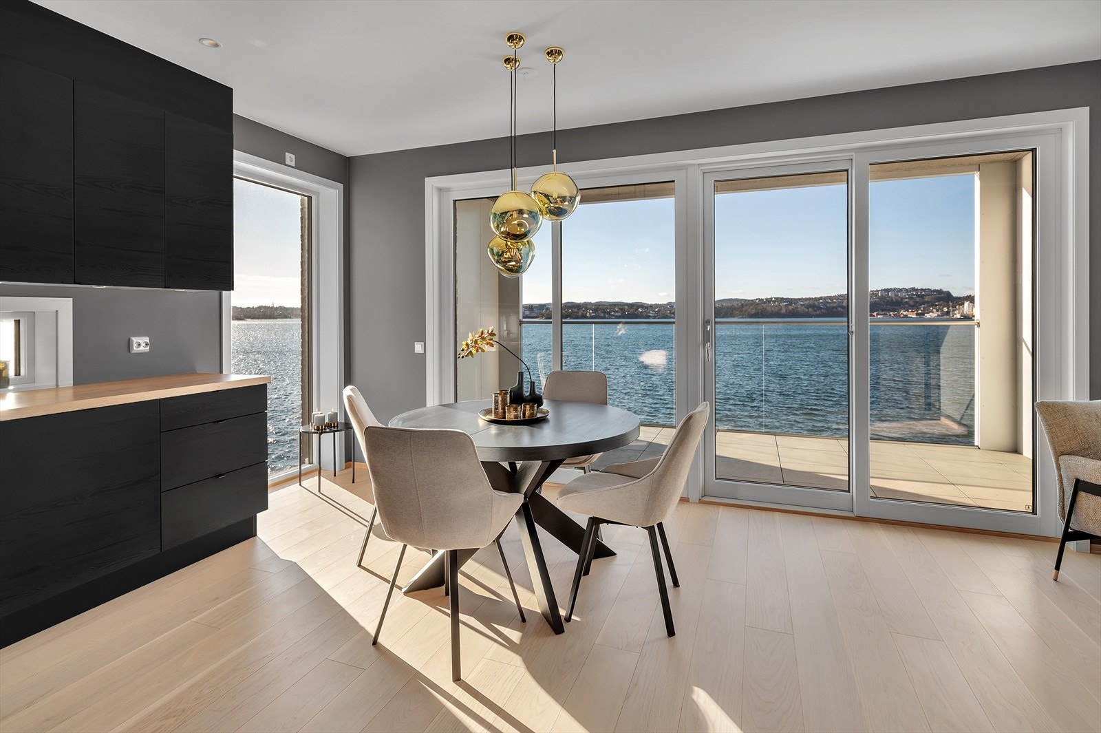 Her får du følelsen av at sjøen er en del av stua! Galleribilde
