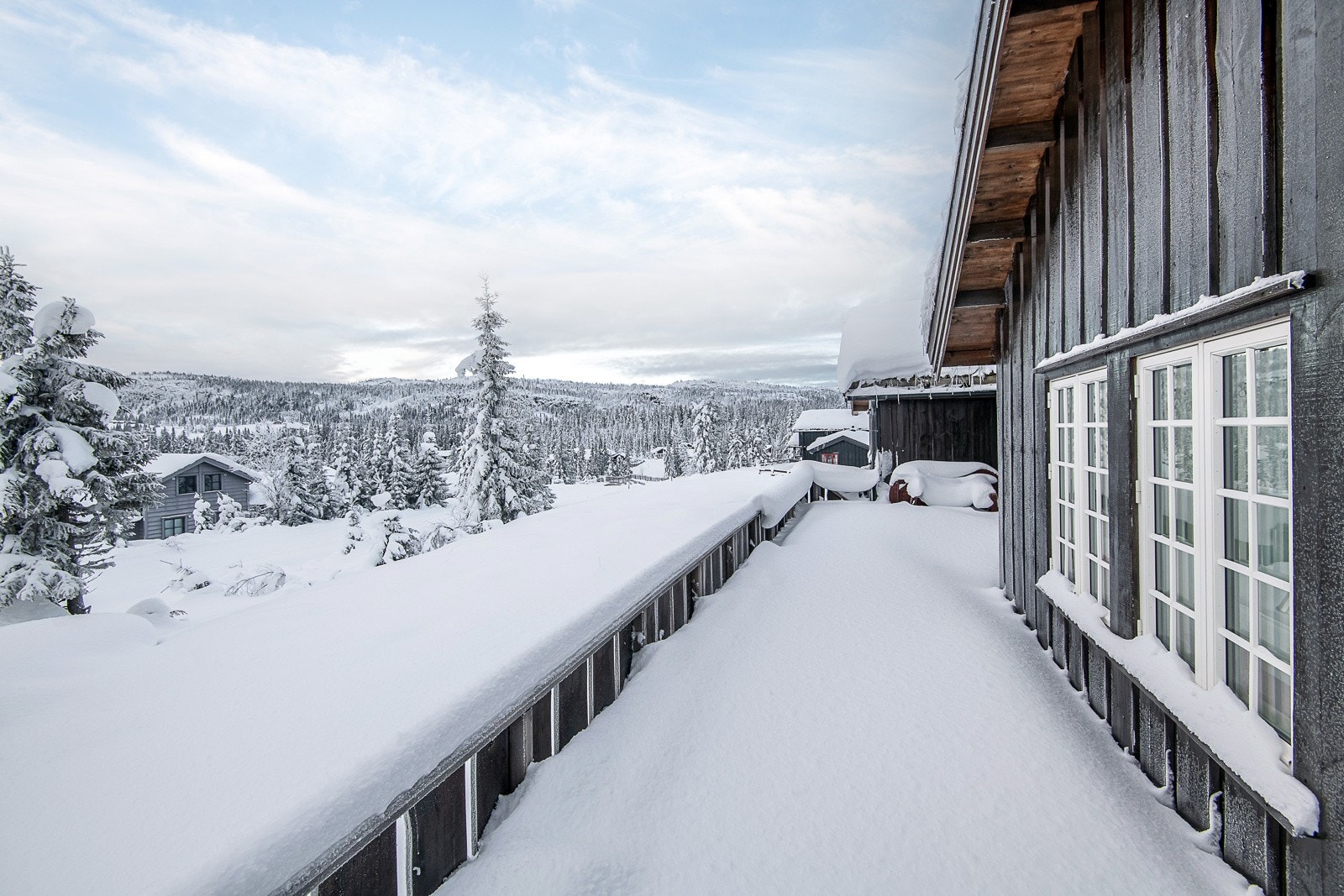 Solrik terrasse med fine utsiktsforhold Galleribilde