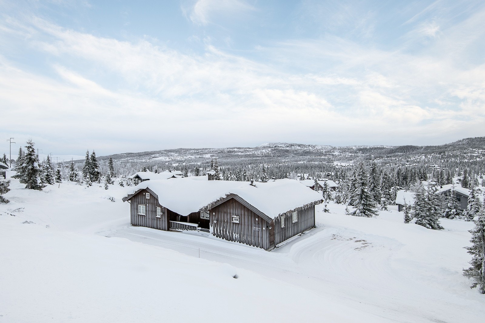 Hytta ligger i seterslige omgivelser i Skei Fjellgrend Galleribilde