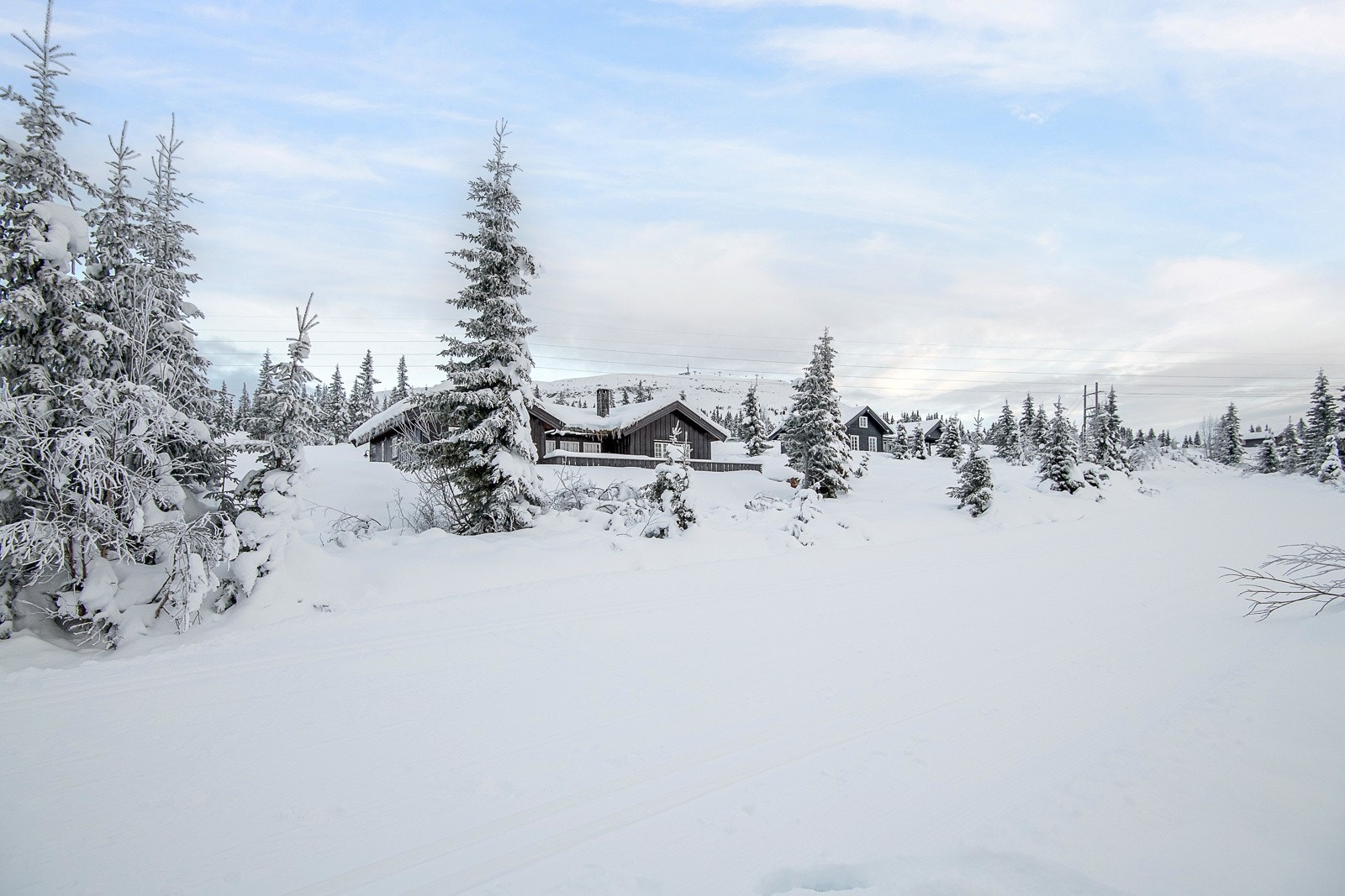 Fra hytta er det umiddelbar nærhet til alt av fasiliteter på Skeikampen med bl.a. langrennsløyper rett nedenfor hytta Galleribilde