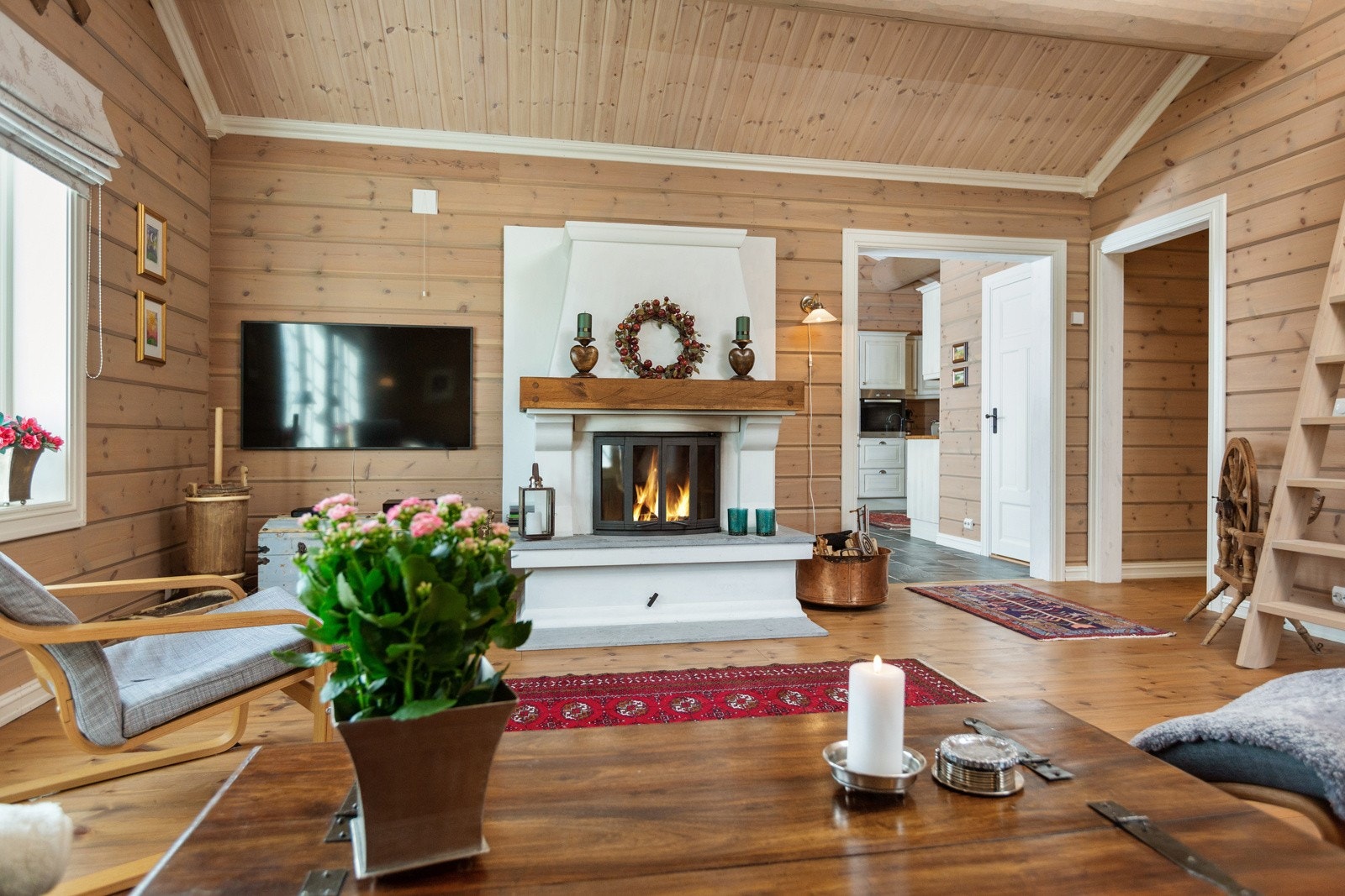 En fin peis som bidrar til å sette den rette hyttestemningen Galleribilde