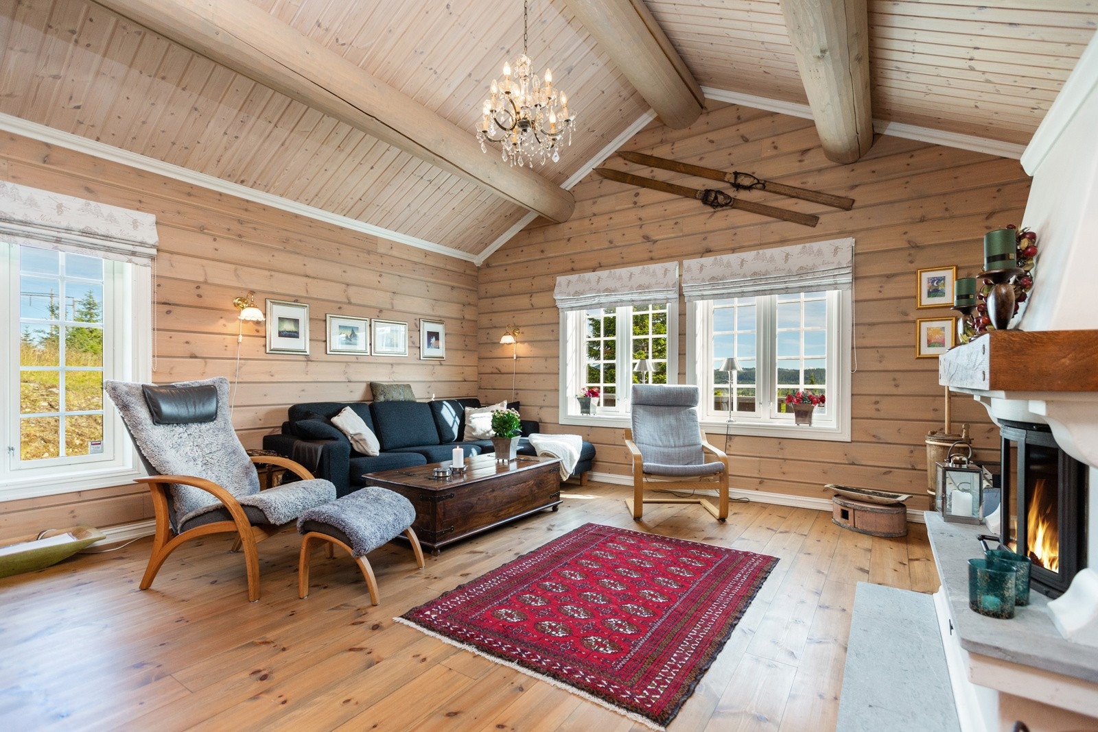 Den gode takhøyden gir rommet en luftig og behagelig atmosfære Galleribilde