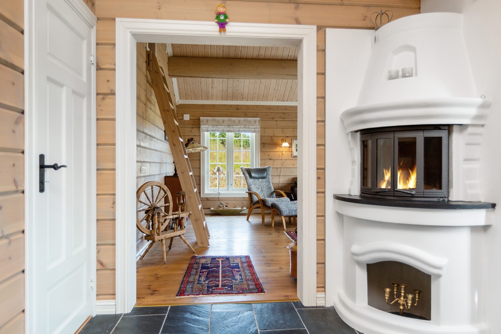 Her finner man også en flott peisovn som gir behagelig varme og et hyggelig flammebilde til kjøkken og spisestue Galleribilde