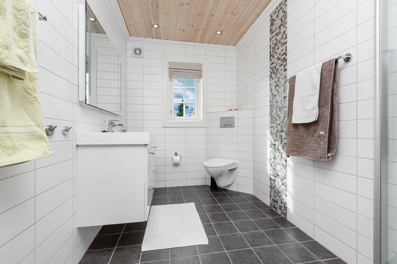 Baderomsinnredning bestående av heldekkende servantplate med tilhørende underskap i glatt, hvit utførelse, samt speil med tilhørende lysarmatur Galleribilde