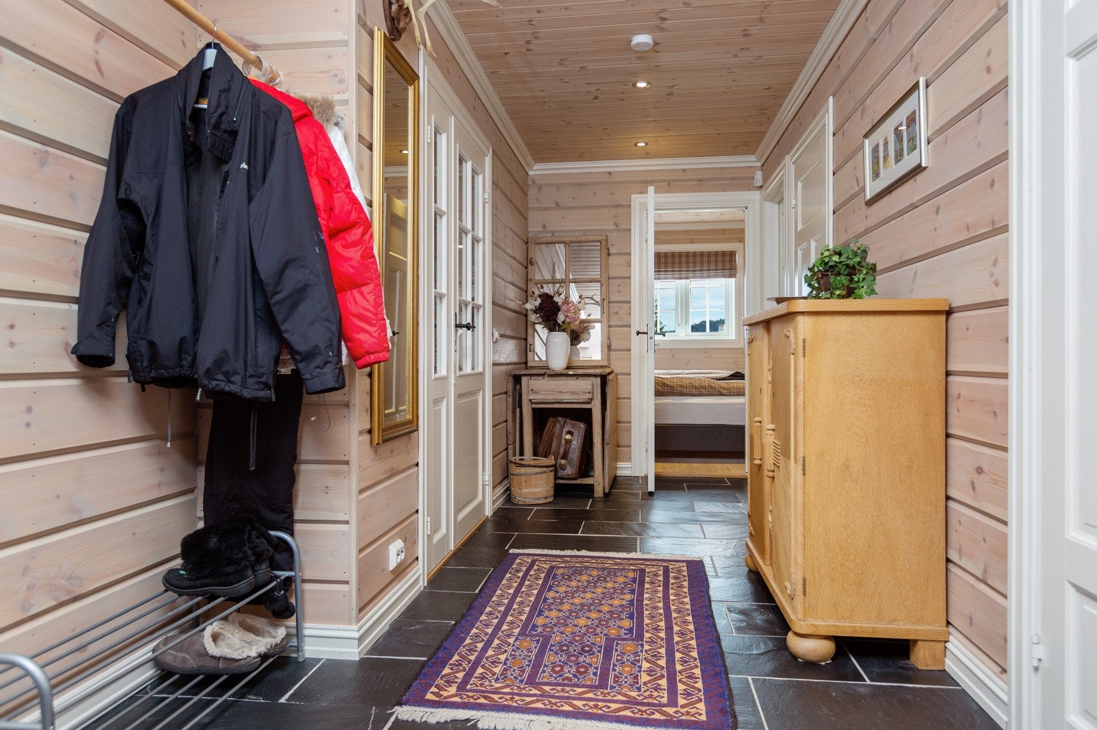 Romslig flislagt entré Galleribilde