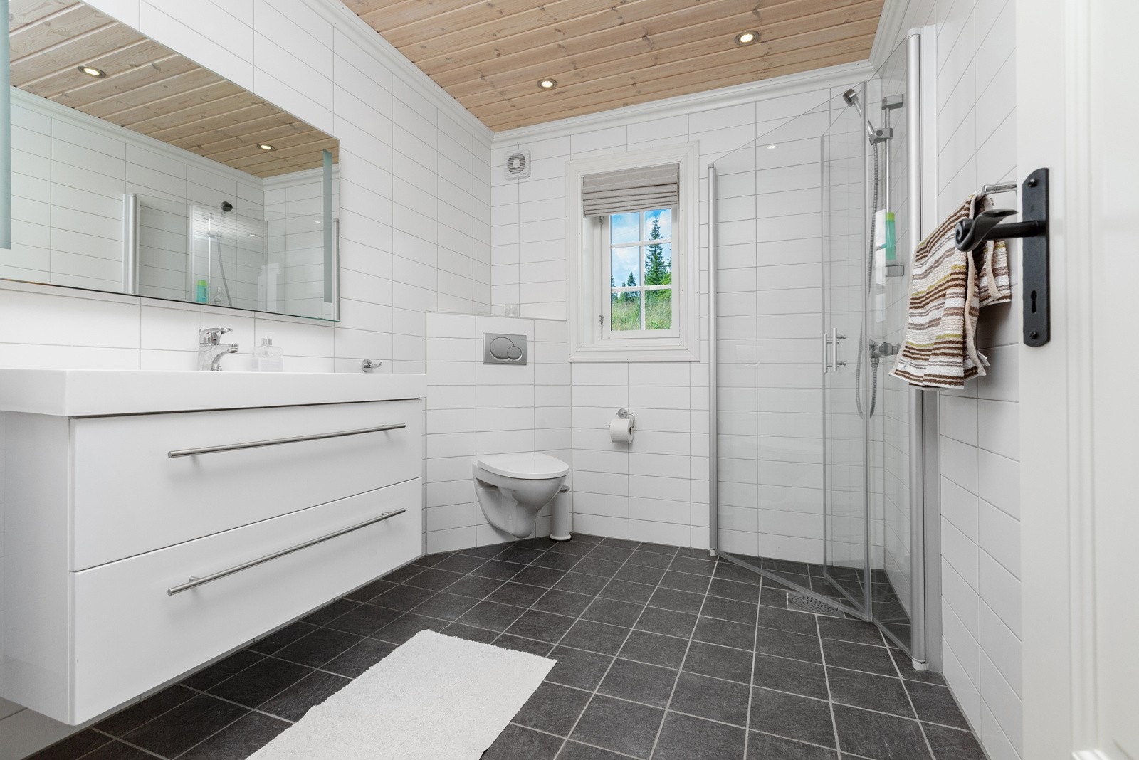 Hytta har 2 smakfulle bad, hvor hovedbadet er lokalisert ved hovedsoverommet Galleribilde