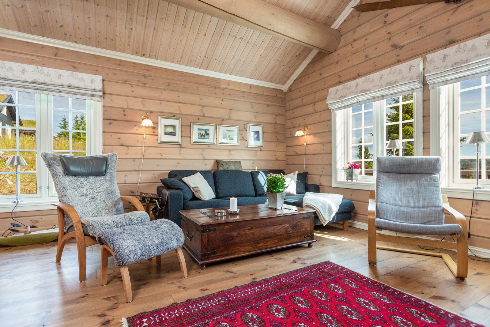 Stua innbyr til flere ulike møbleringsalternativer Galleribilde