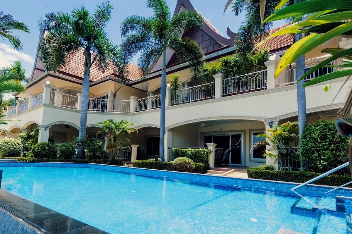 2 saltvanns basseng i front av leilighetsbygget 50m fra leiligheten Galleribilde