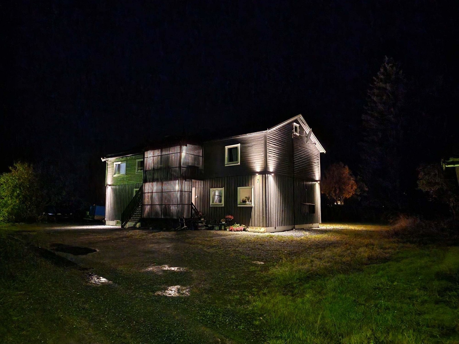 Gjennomført fasadebelysning som kommer til sin rett ved mørkets frembrudd. Galleribilde