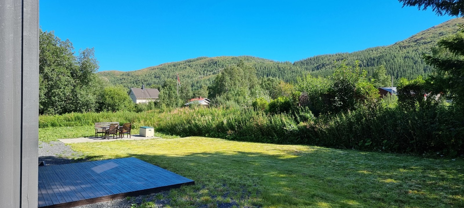 Her er det opparbeidet markterrasse og sone med steinheller. Galleribilde