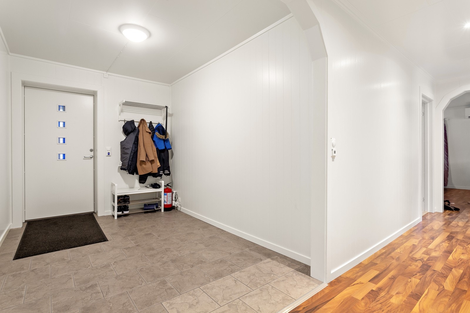 Flislagt gulv i entre med varmefolie. Her er det god plass til garderobeløsning etc. Galleribilde