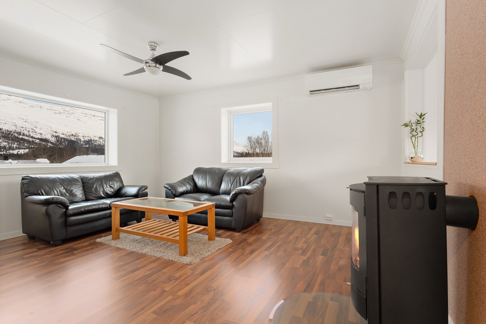 Stuen ble oppusset i 2021. Mellom kjøkken og stue er det en åpen halvvegg som gir en romsligere følelse samt ekstra lysinnslipp fra kjøkkenvinduene. Det er montert varmepumpe i 2017 og vedovn i 2021. Galleribilde