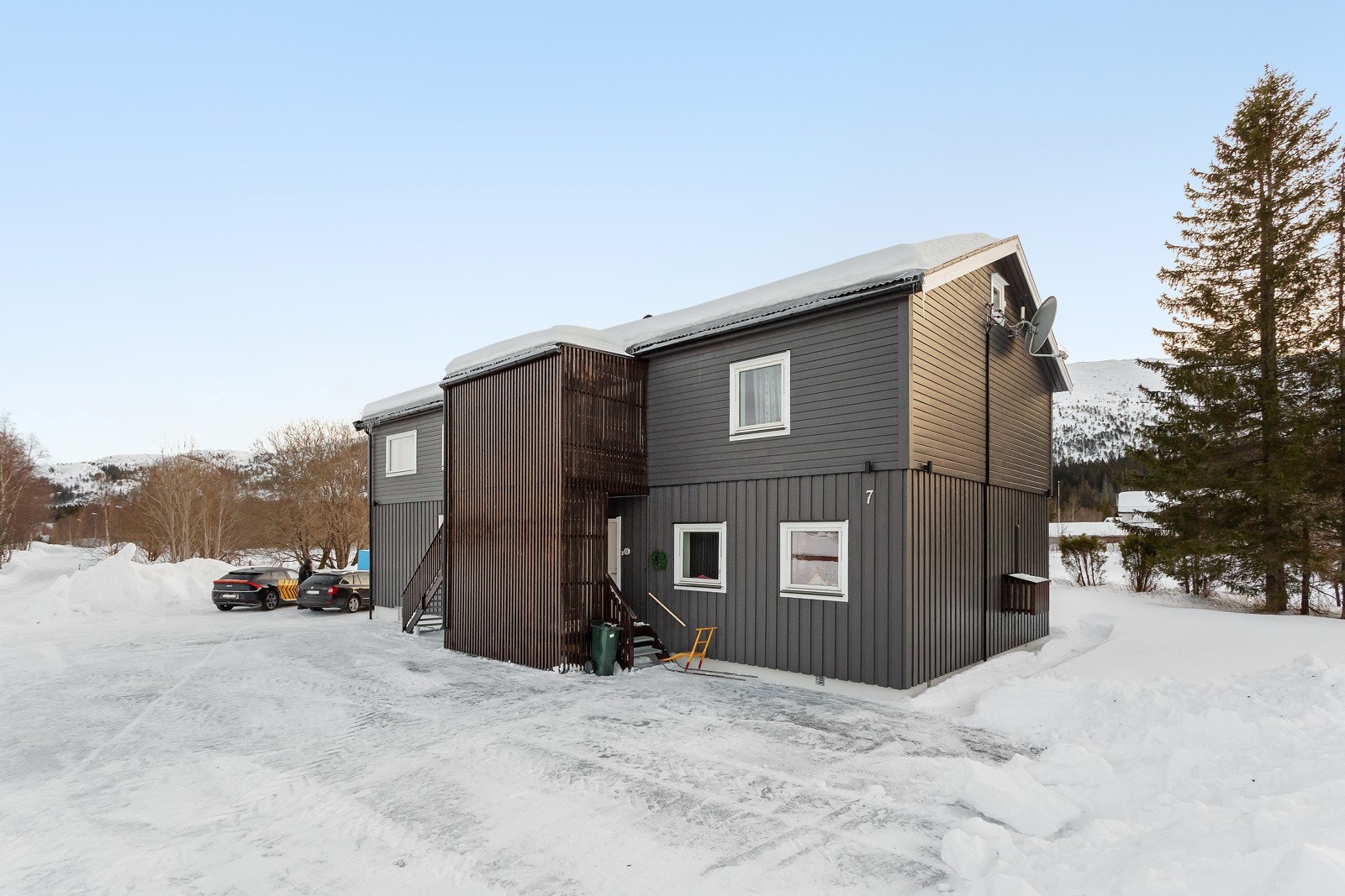 Velkommen til Stasjonsvegen 7! Stor enebolig med hybelleilighet i landlige omgivelser i Holandsvika. Galleribilde