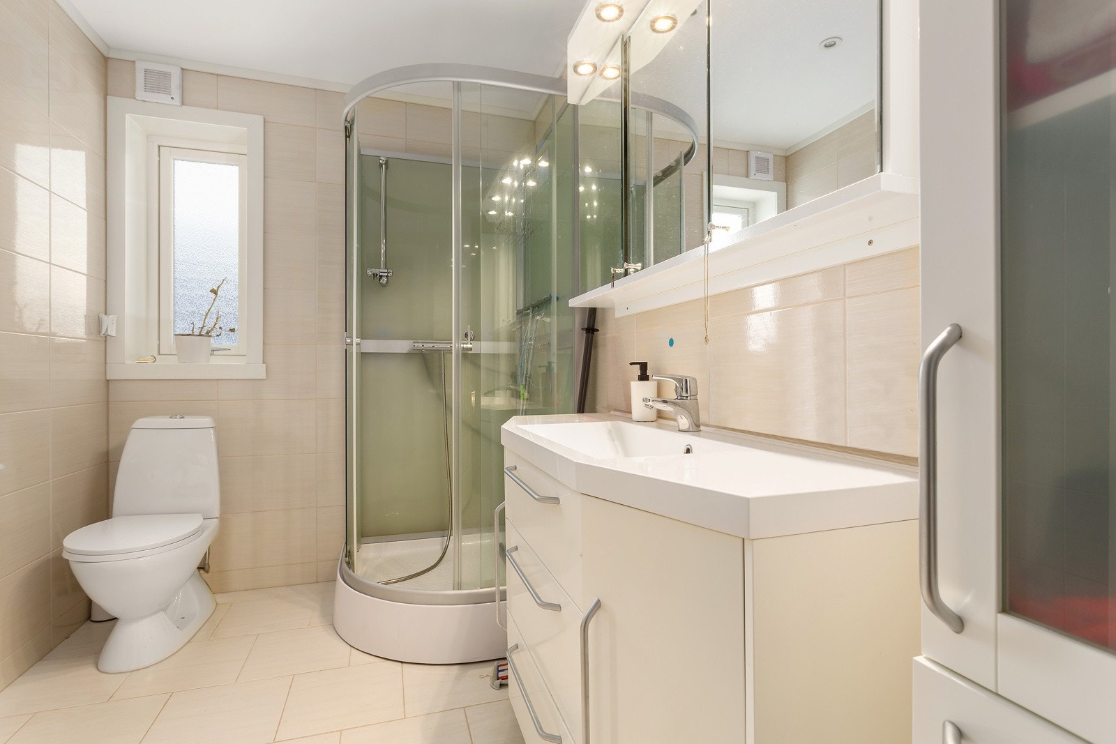 Bad i hybelleiligheten med flislagt gulv og vegger. Opplegg for vaskemaskin og elektrisk avtrekksvifte montert i yttervegg. Det er montert egen varmtvannsbereder på 100 l. Galleribilde