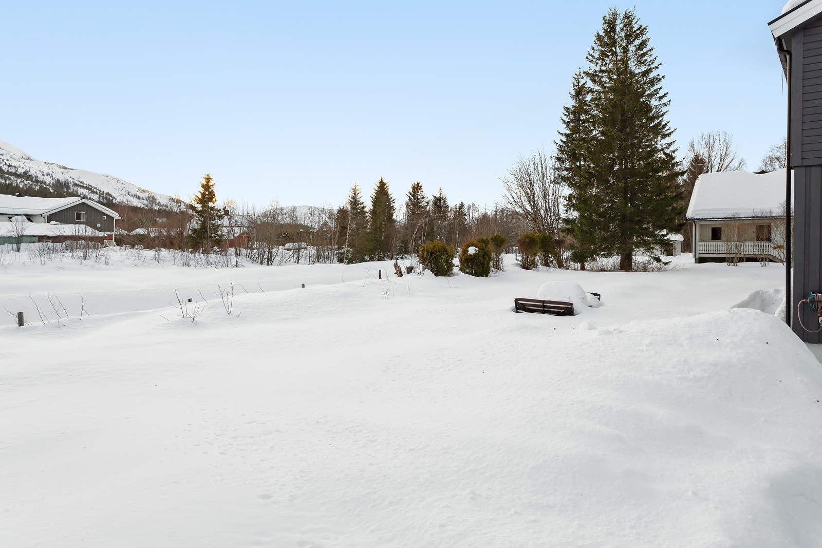 Selv om boligen ligger i landlige omgivelser er det bare ca. 10 minutters kjøretur til dagligvarebutikker og bensinstasjon på Halsøy. Om denne boligen kunne vært noe for deg, ta kontakt med megler for visningspåmelding! Galleribilde