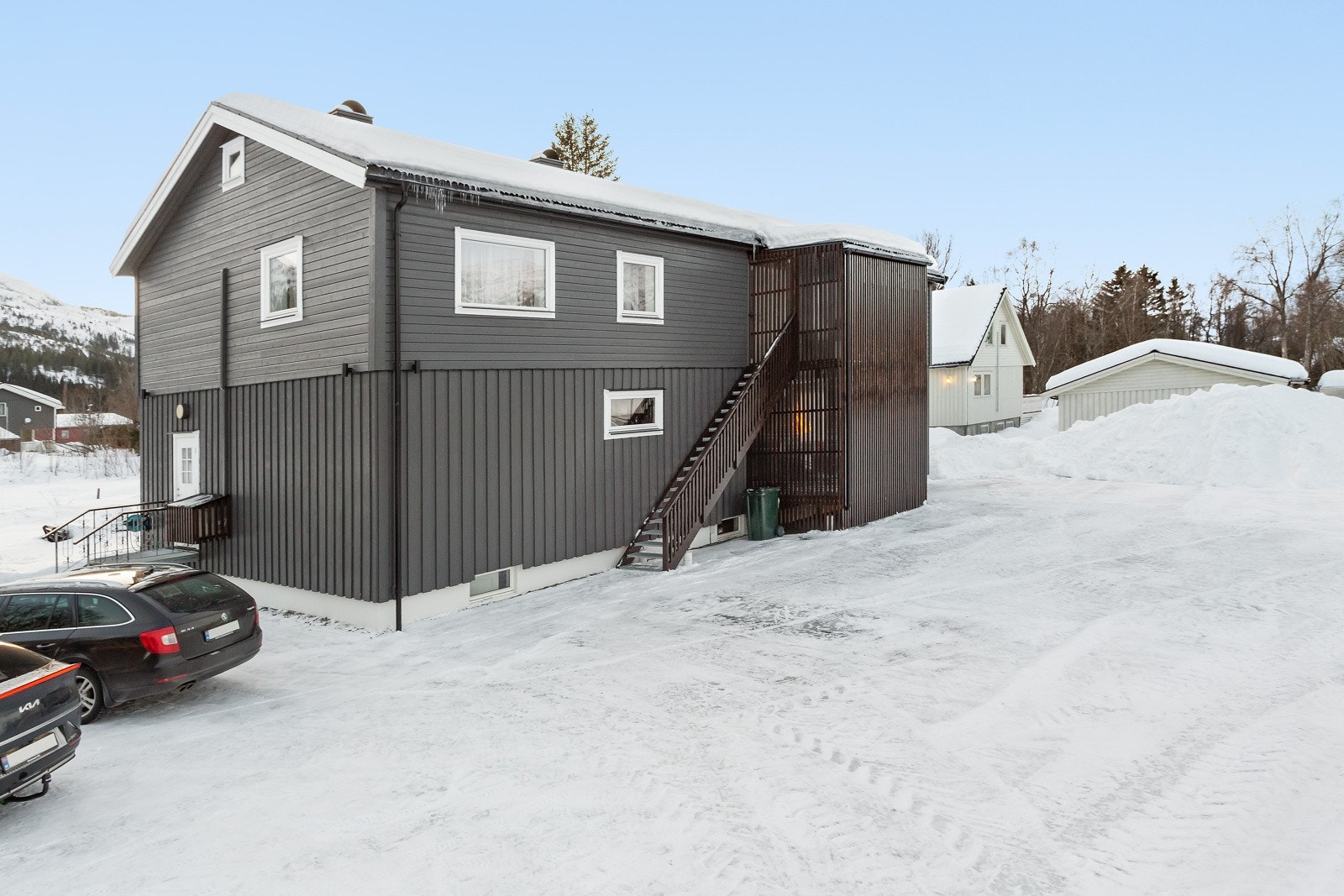 Stor, gruslagt innkjørsel, rikelig med biloppstillingsplass. Galleribilde