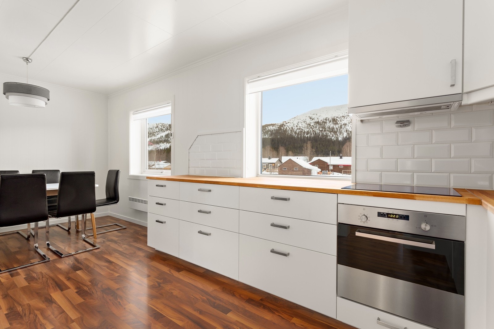 Romslig kjøkken i 2. etg. som ble oppusset ca. 2015, nye benkeplater i 2022 i heltre eik. Integrert induksjonstopp, komfyr og oppvaskmaskin. Kjøkkenventilator med avtrekk gjennom yttervegg. Galleribilde