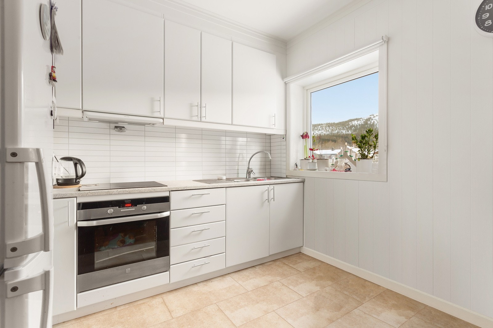 Åpen kjøkken- stueløsning i hybelleilighet 1. etg. Kjøkkeninnredning samt benkeplate er av laminat utførelse. Varmepumpe montert i 2018. Galleribilde