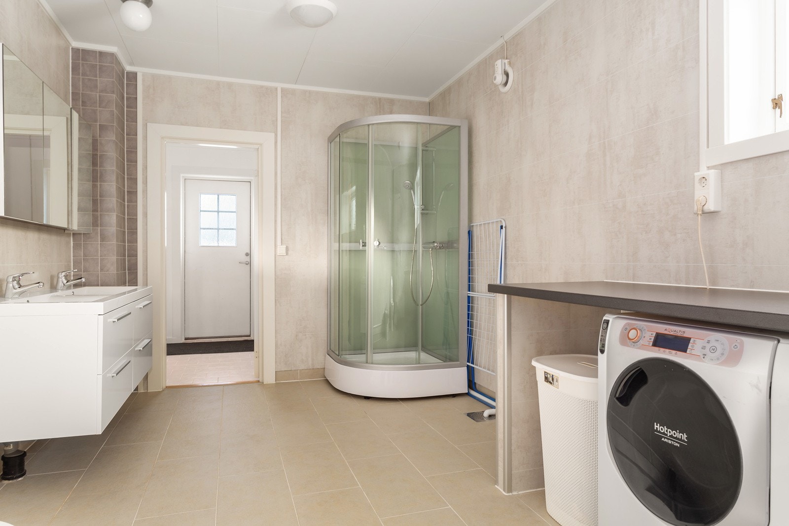 Praktisk løsning med benkeplate/arbeidsbenk over vaskemaskin. Galleribilde