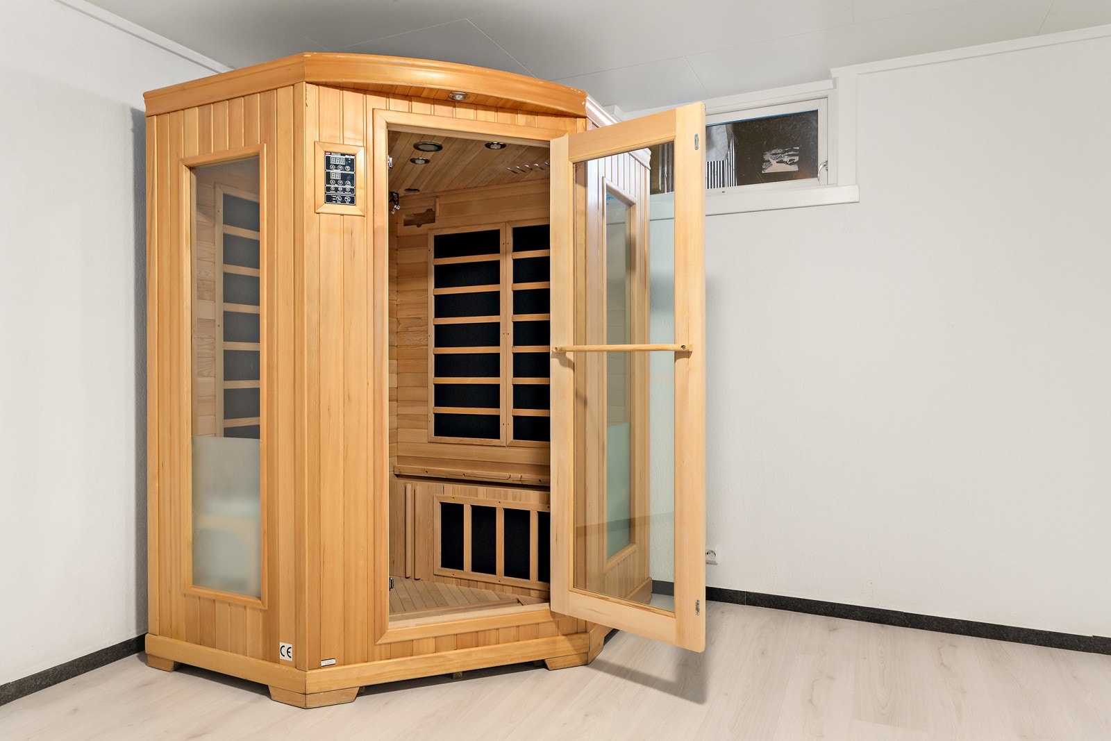 Helt ny sauna følger med salget, den er ikke helt ferdig montert og mangler noen deler, men disse kan selger sende til eventuell kjøper. Galleribilde